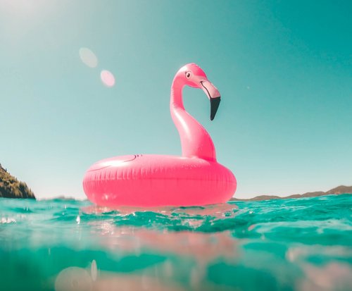 Ein aufblasbarer Flamingo als Symbolbild für eine Urlaubs-Bonuszahlung.
